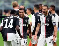 开云-今夜意大利杯焦点战；尤文图斯临场应变；管理层满意；阵容厚度经受考验(尤文图斯队员合影)